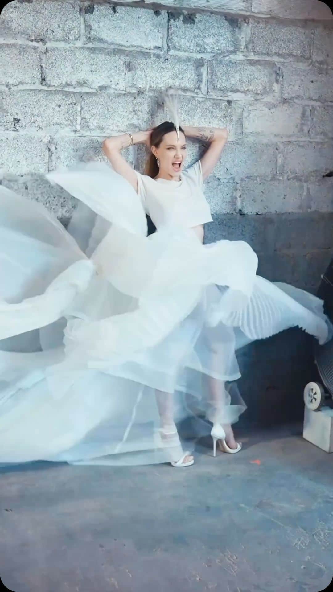 タビサシモンズのインスタグラム：「Photos by @annieleibovitz  Styled by me !!! @voguemagazine」