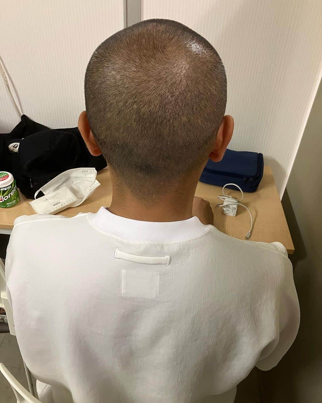 ほんこんのインスタグラム：「誰でしょう？ #後ろ姿シリーズ  #後ろ姿」