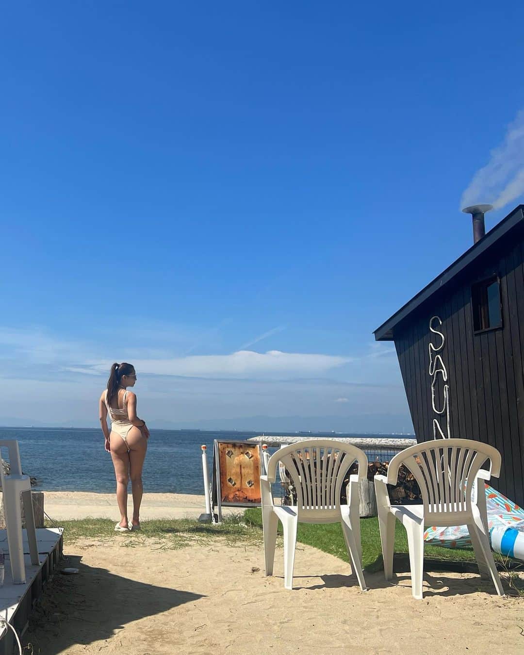 中村かなさんのインスタグラム写真 - (中村かなInstagram)「りんくうビーチに常設の 【 @steamers_sauna 】さん  撮影でお邪魔してとってもよかったので 今回はプライベートで♨️♡  ☑︎海沿いのロケーションが最高 ☑︎サウナは100℃近くまで上がり、結構高温🔥 ☑︎水風呂は海🌊浮き輪でプカプカ ☑︎ととのいスペースや椅子もたくさんあり ☑︎シャワー、更衣室完備 ☑︎フードやドリンクもおいしい  2時間¥2500 の基本プラン こちらは大きなテントサウナと小屋サウナが利用可能♨️ タオルもセットだから水着さえあれば 気軽に来れちゃう  今の時期は海も静かで気持ちよかった🏖️ 冬は焚き火もあるみたいだから 冬のサウナ&海もよさそう🌊  平日が狙い目みたいです♨️ またお邪魔します♡  PR @steamers_sauna #steamers_sauna #常滑サウナ #サウナ #サウナ女子 #サウナイキタイ #サウナ好きな人と繋がりたい #テントサウナ #トレーラーサウナ #りんくうビーチ #常滑 #sauna #サ活 #サ活女子」9月27日 21時51分 - k777pime