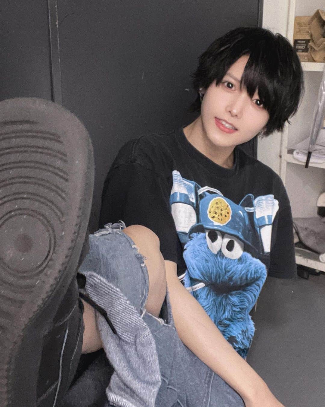 のインスタグラム：「普通の写真ばっかじゃつまんなくて不思議なポーズ ・ ・ ・ #ポートレート #メンズアイドル #アイドル #かわいい #かっこいい #自撮り界隈 #両目界隈 #雰囲気男子 #雰囲気好き #メン地下  #メンズメイク #メンズヘア #あざと男子 #彼氏感 #彼女目線  #l4l #instagood #Instagram #selca #selfie #instalike #follow #followme #japaneseboy #japanboy」