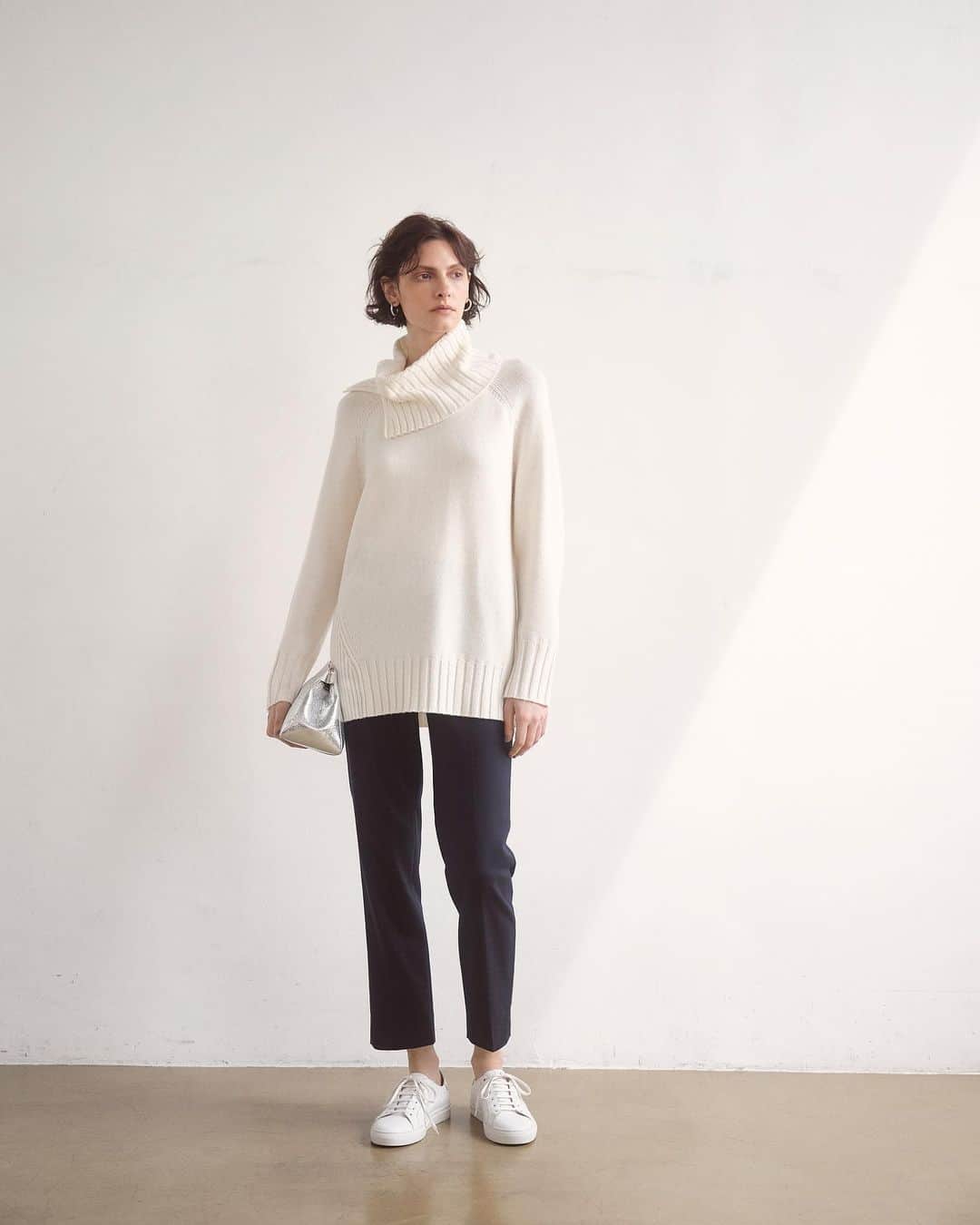 Theory luxe official account.のインスタグラム：「［COZY ELEGANCE］  王道のネイビー×ホワイトの配色で魅せるきれいめカジュアル  深みのあるネイビーのパンツは、どんなスタイリングも上品に仕上げる万能選手。 引き締め効果があり、ゆったりしたホワイトのニットを合わせてもメリハリの効いた着こなしに。  ヒップから太ももにかけてのラインがすっきりしているので、少し長め丈のニットでも好バランスに。  きれいめだけど決めすぎない、どこかに抜けのある程よいカジュアル感で心地よくまとめて。  #theoryluxe #セオリーリュクス #モノトーンコーデ #パンツスタイル #テーパードパンツ #デザインニット」