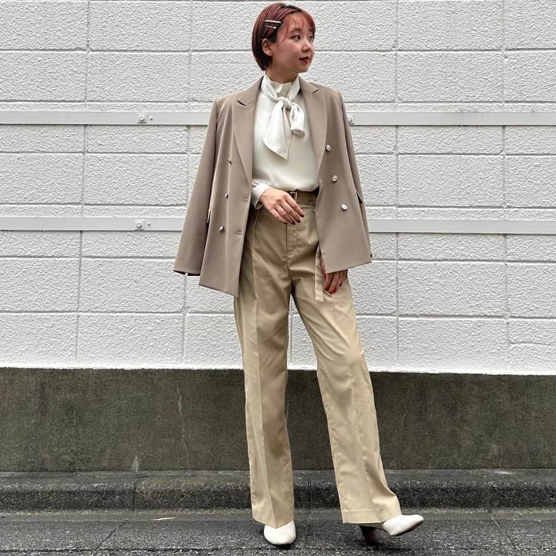 LUMINOSO COMMECAさんのインスタグラム写真 - (LUMINOSO COMMECAInstagram)「〈Airy  Chino clothesタックワイドパンツ〉  綿のような雰囲気を残しながら空中糸で軽い着心地を表現したポリエステルストレッチ素材。  適度なボリューム感のマニッシュなワイドシルエットパンツです。  price→¥26,400  color→ beige.navy   #luminosocommeca #ルミノーゾコムサ #秋冬コーデ #お仕事着 　#チノパンツ #新宿髙島屋　#有楽町丸井 #池袋東武　#パルコヤ上野 #グランデュオ立川  #札幌丸井今井　#静岡伊勢丹 #阪神梅田　#あべの近鉄 #神戸阪急　#博多阪急」9月27日 21時52分 - luminosocommeca_official