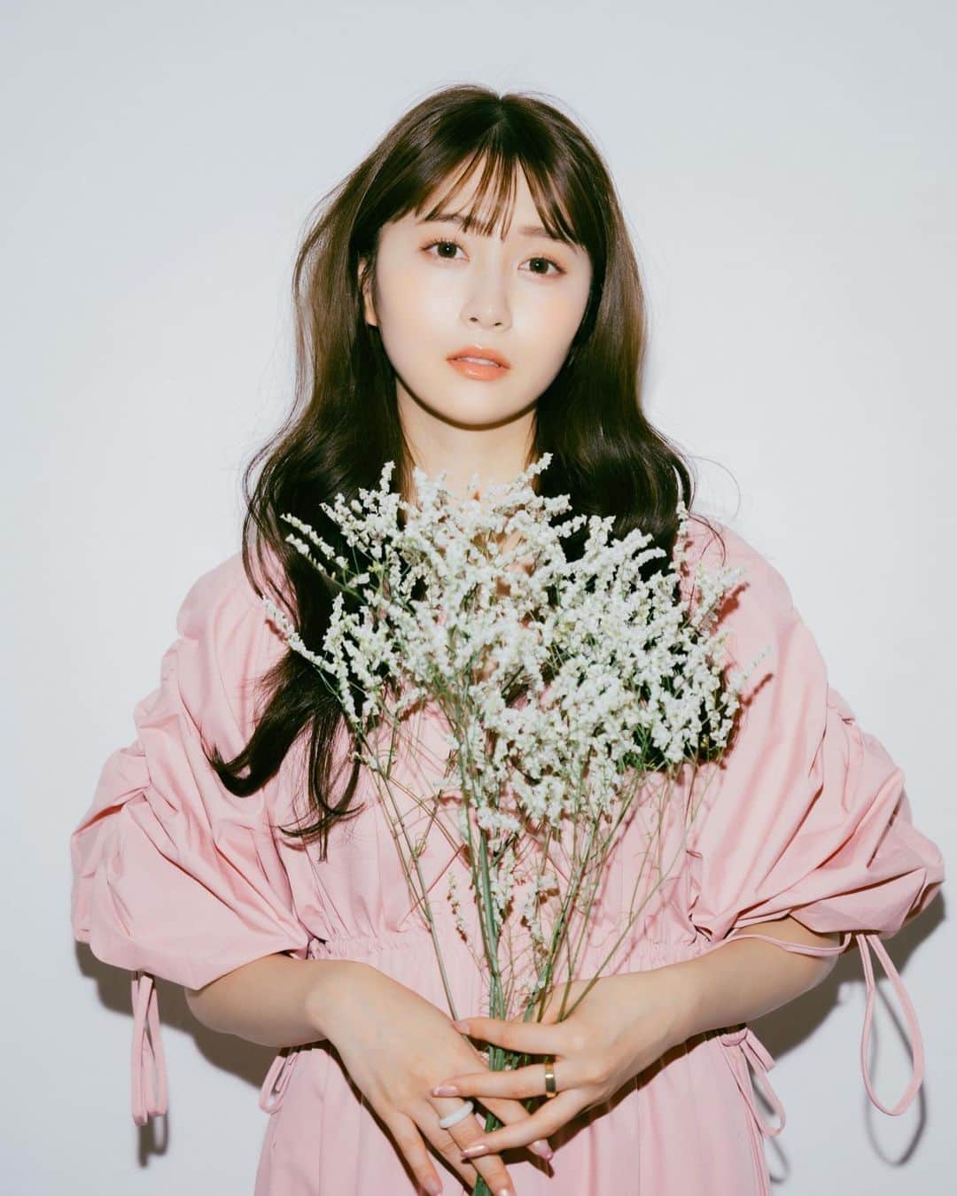 こよちゃんのインスタグラム：「オレンジな色って自分のメイクだとしないから新鮮で可愛かった🍊♡ ・ ・ ・ photo @minase812  hairmake @kiminogio1125  ・ ・ #作品撮り #スタジオ撮影 #撮影」