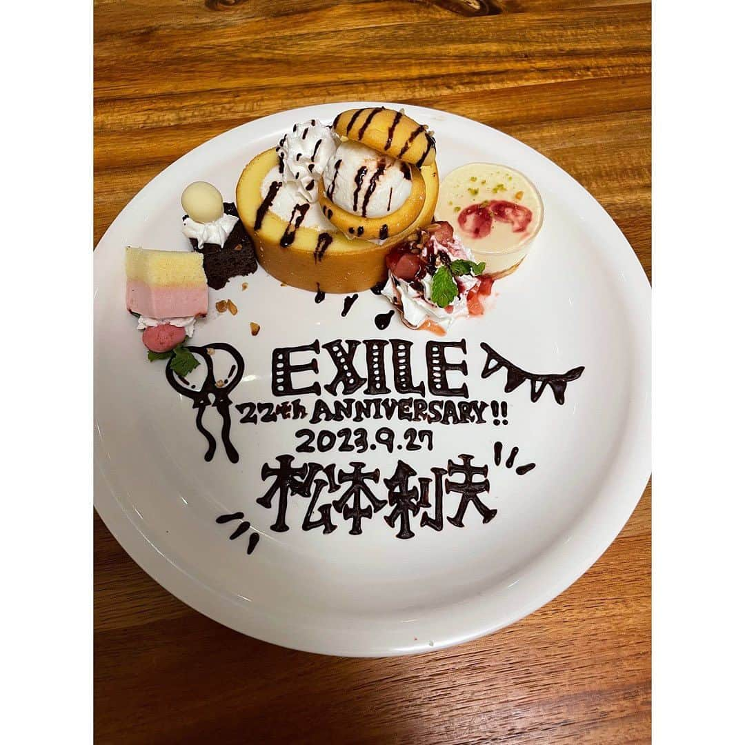 松本利夫さんのインスタグラム写真 - (松本利夫Instagram)「EXILE22周年おめでとうございます そして EXILEを応援して下さっている ファンの皆さん 本当にありがとうございます 感謝の思いでいっぱいです  EXILEの一員である事を誇りに思い これからの活動も精力的に 皆さんと共に歩んでいければと思っています  心を繋げることは簡単ではないですが 途切れることのない様 これからも頑張ります！  そして 今日解禁になりました 2023年11月29日(水) Release EXILE NEW LIVE DVD/Blu-ray 『EXILE LIVE TOUR 2022 "POWER OF WISH" ~Christmas Special~』  7年振りにEXILEとしてパフォーマンス出演させていただいたLIVE 本当に楽しくて幸せで夢の様な時間でした 是非、観ていただけたらと思います そして これからも EXILEの応援を宜しくお願い致します」9月27日 21時53分 - exile_matsu