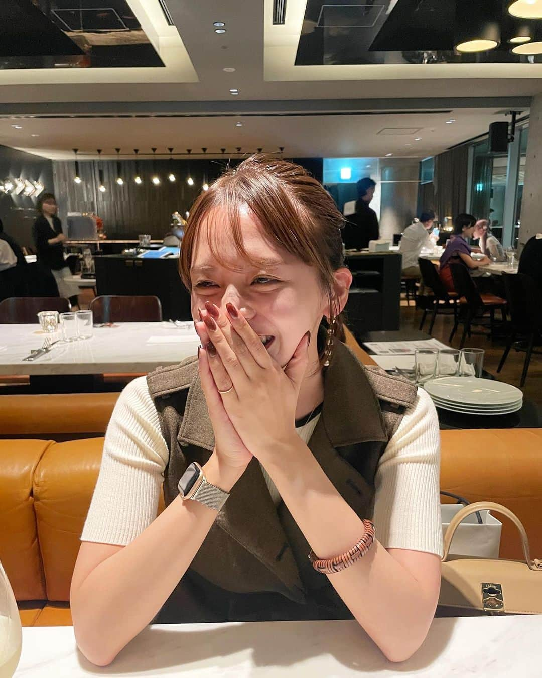 森山紗希のインスタグラム：「お仕事終わりに♡  ディナーで行くと、ランチとはまた違う素敵な雰囲気✨  前菜と一緒に出てきたパンが美味しすぎて、 コースなのについつい食べすぎてしまった😂  美味しいワインとご飯で残りの平日も頑張れる！  #表参道  #表参道グルメ  #表参道ヒルズ  #表参道ディナー  #ディナー #pr」