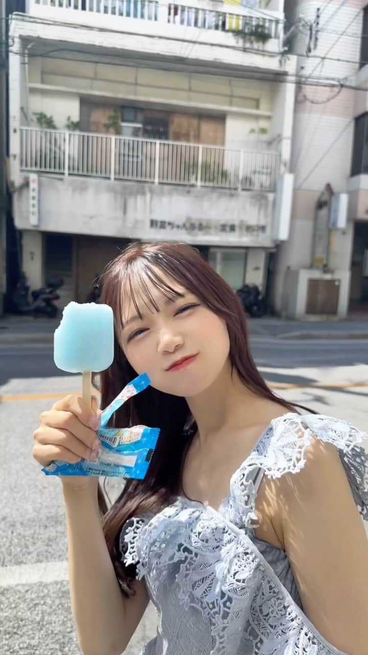 畑美紗起のインスタグラム：「みんなはこの夏、旅行とかいった？✈️☁️🍜🍨🧊👗🏝️  沖縄はお仕事でいったけどたくさん食べたよお🥳😳 焼肉も食べたし大変食べすぎました💭  #沖縄 #畑美紗起 #旅行 #コーデ #沖縄グルメ #fashion #vlog #dailylook #me #shooting」