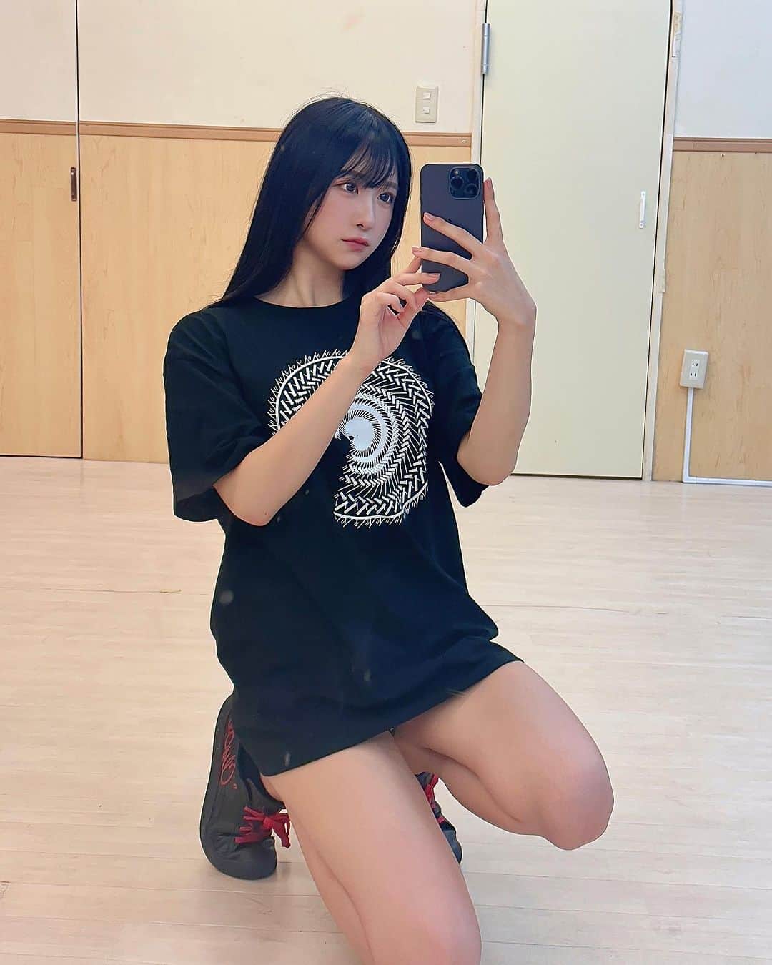 のインスタグラム：「デカT好きさんへ♡ #今日の真島  髪の毛ぽわぽわー!💦今日はダンスレッスンのテストで踊ってきたよ！🥺2枚目 顔真っ赤😂  今日習いたてのフリがあったり ジャンルも可愛い系だったからちょっと苦手で大変だったけど 頑張った.....!!!ぞ...!!!!🥺🥺(自分で自分を慰める)))  またダンス動画もいつか載せるね🐶🍒  今日もお疲れ様でした🌟 . #japanesegirl #model #sexy #selfie #animegirl #셀카  #셀스타그램 #패션스타그램　#데일리 #asiangirl #cosplay #좋아요  #맞팔 #YouTube #グラビア #日系穿搭 #コスプレ #女孩 #소녀　#长发 #japan #girl #followme  #ootd  #关注 #lingerie #summer #hotpants #dance」