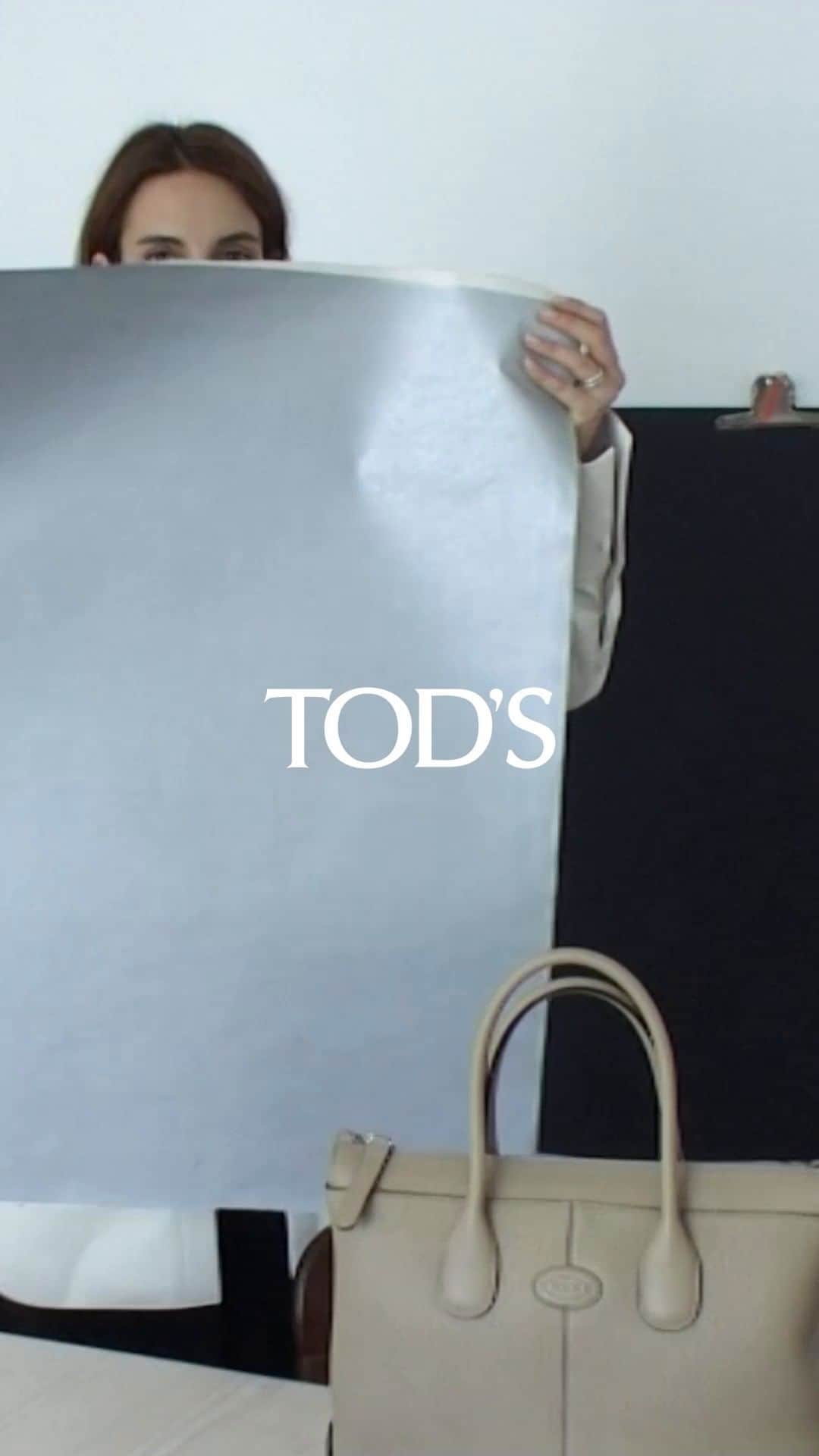 のインスタグラム：「Woman Portrait: Ana Kraš @teget. A creative encounter between the artist, photographer, and designer and Tod’s savoir-faire, enhanced by a special must-have: a personalised Di Bag. #Tods #TodsDiBag」