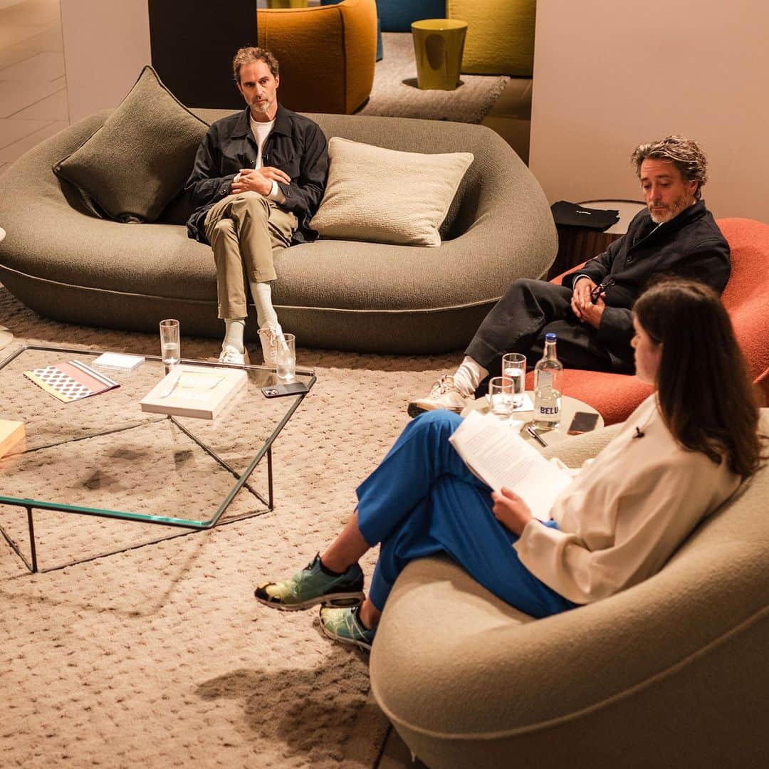 B&B Italiaさんのインスタグラム写真 - (B&B ItaliaInstagram)「On the 2023 Edition of London Design Festival, the B&B Italia London Flagship Store was the venue for the exclusive talk "Connections in Design", hosted by esteemed design editor Rosa Bertoli and featuring Edward Barber and Jay Osgerby.  @barberosgerby @biscott_i @wallpapermag @alexdimosphotography  #bebitalia #design #London #LDF23」9月27日 22時00分 - bebitalia