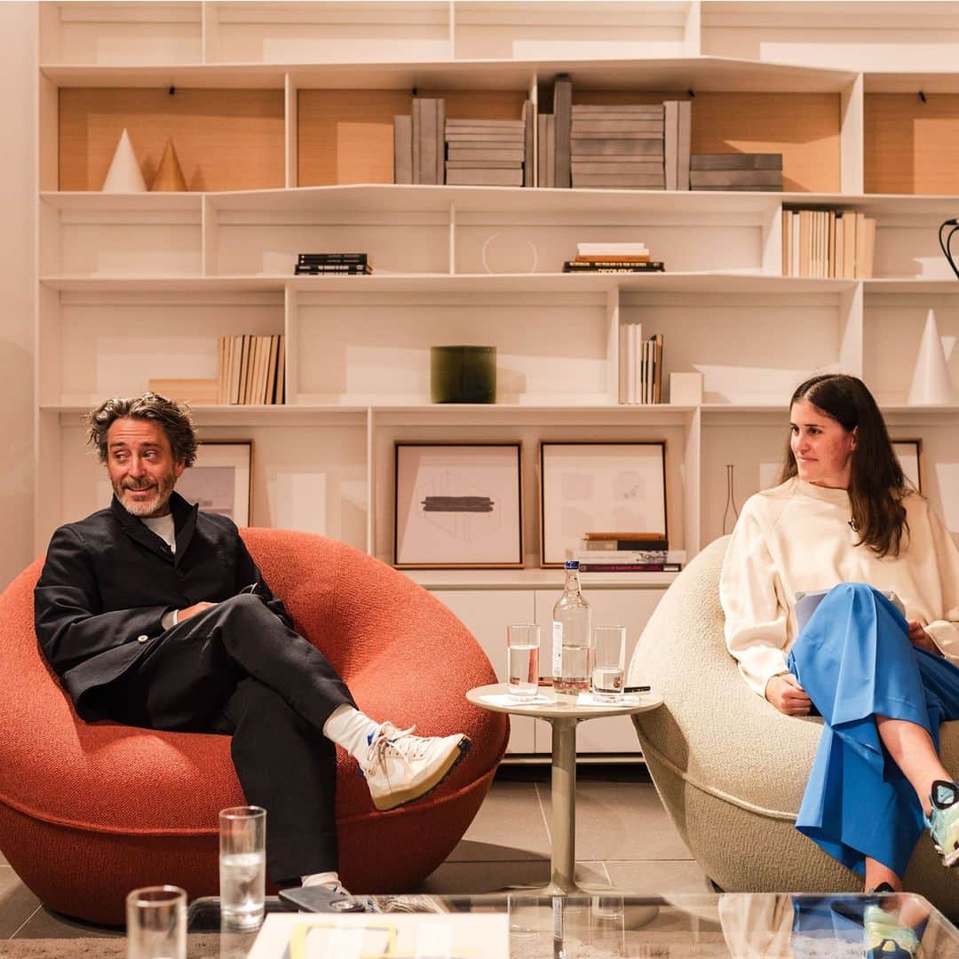 B&B Italiaさんのインスタグラム写真 - (B&B ItaliaInstagram)「On the 2023 Edition of London Design Festival, the B&B Italia London Flagship Store was the venue for the exclusive talk "Connections in Design", hosted by esteemed design editor Rosa Bertoli and featuring Edward Barber and Jay Osgerby.  @barberosgerby @biscott_i @wallpapermag @alexdimosphotography  #bebitalia #design #London #LDF23」9月27日 22時00分 - bebitalia