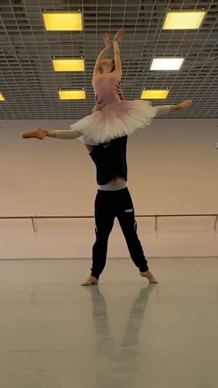 マリア・コーレワのインスタグラム：「I don’t know how they do it but they’re so strong and skilful - our male ballet dancers, our partners always lift us ballerinas high towards the sky and make it look as effortless as possible 😍  THANK YOU @philipp_stepin and can’t wait for our “Swan Lake” next week 🥰 P.S. and of course this is one of the favourite moments from this ballet 💔   Я не знаю, как они это делают, их навыки и сила каждый раз вызывают у меня удивление и уважение - наши балетные танцовщики, наши партнеры в каждом балете множество рад поднимают нас высоко-высоко, но при этом делают это так грациозно, что не видно никаких усилий 😍 СПАСИБО @philipp_stepin и очень жду наше «Лебединое Озеро» на следующей неделе 🥰 P.S. И конечно, это один из любимейших моментов спектакля 💔」