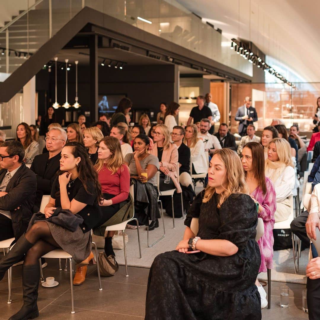 のインスタグラム：「On the 2023 Edition of London Design Festival, the B&B Italia London Flagship Store was the venue for the exclusive talk "Connections in Design", hosted by esteemed design editor Rosa Bertoli and featuring Edward Barber and Jay Osgerby.  @barberosgerby @biscott_i @wallpapermag @alexdimosphotography  #bebitalia #design #London #LDF23」