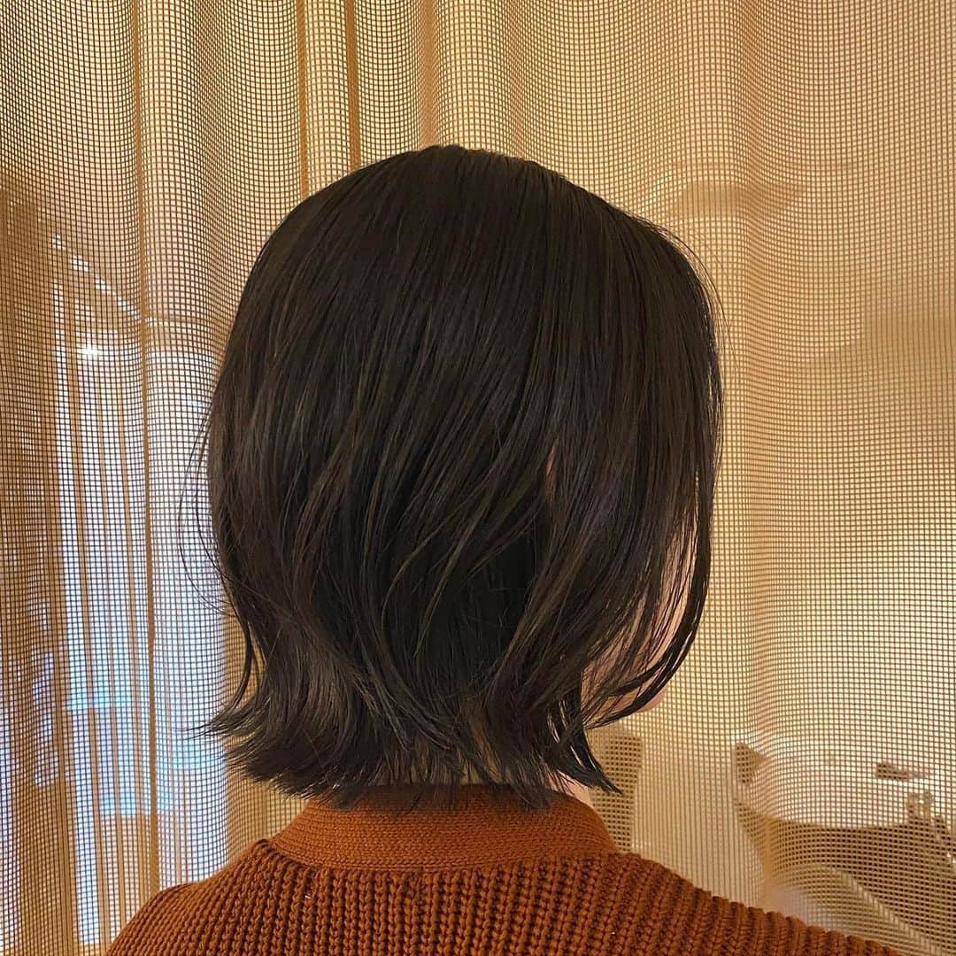mar.ayaさんのインスタグラム写真 - (mar.ayaInstagram)「🤎 久々に短くしたらすっきり。 @itsukushi_hair @komatsukeisuke  冬にかけてどんどん短くなっていくんだろうなぁ… 寒い季節の格好にはコンパクトな髪型が好み。」9月27日 22時01分 - mar.aya