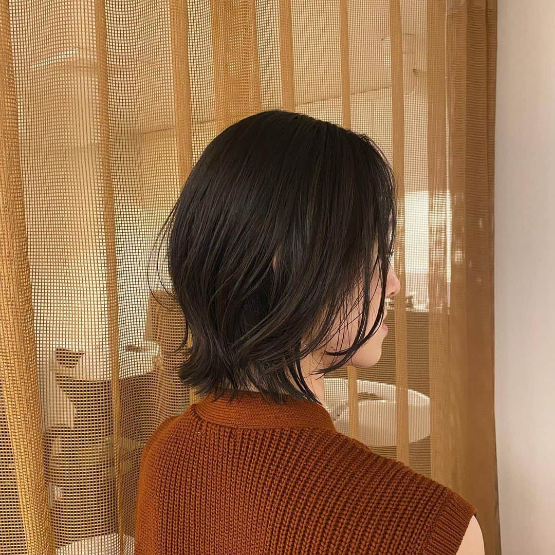 mar.ayaのインスタグラム：「🤎 久々に短くしたらすっきり。 @itsukushi_hair @komatsukeisuke  冬にかけてどんどん短くなっていくんだろうなぁ… 寒い季節の格好にはコンパクトな髪型が好み。」
