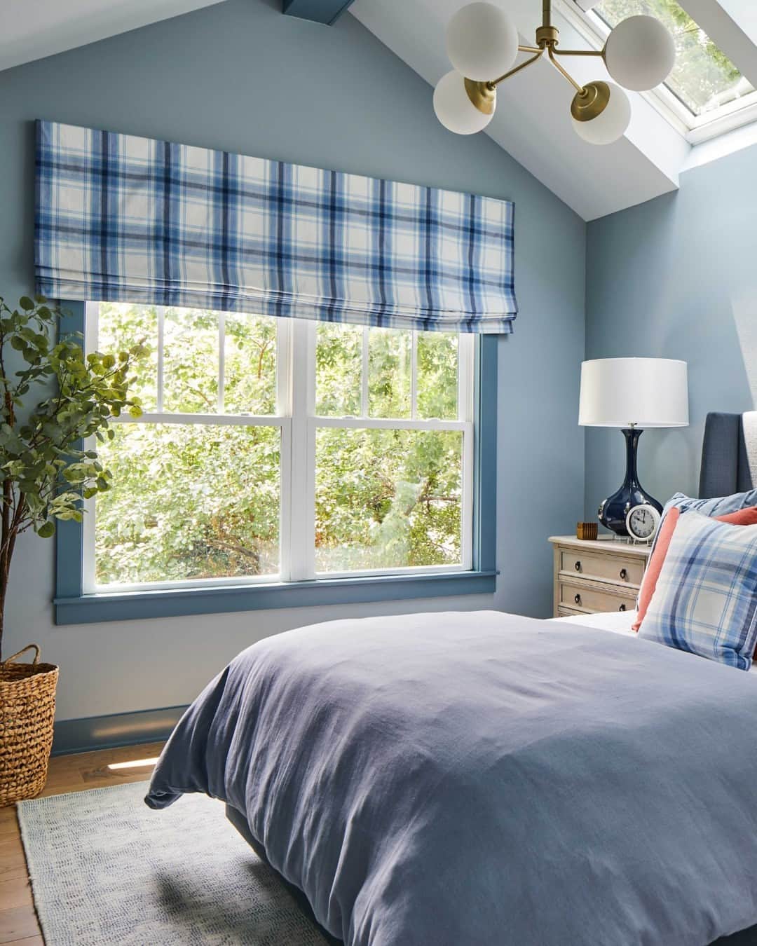 HGTVさんのインスタグラム写真 - (HGTVInstagram)「We can't get enough of the blue-tiful guest bedroom in HGTV Urban Oasis 2023. 💙 After you're done swiping (and swooning 😍) click this post at our link in bio to take a full tour of this charming Louisville home that you could win!   The sweepstakes starts next week, 10/2. ⏰  Design: @bpatrickflynn Photos: @laureywglenn」9月27日 22時01分 - hgtv