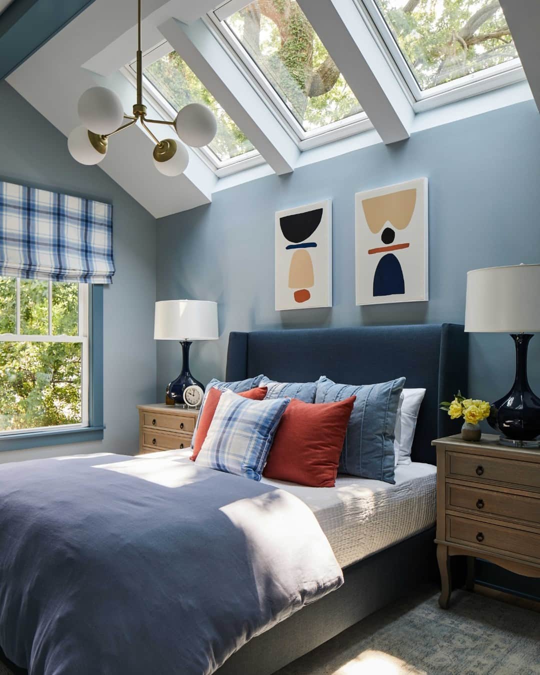 HGTVのインスタグラム：「We can't get enough of the blue-tiful guest bedroom in HGTV Urban Oasis 2023. 💙 After you're done swiping (and swooning 😍) click this post at our link in bio to take a full tour of this charming Louisville home that you could win!   The sweepstakes starts next week, 10/2. ⏰  Design: @bpatrickflynn Photos: @laureywglenn」