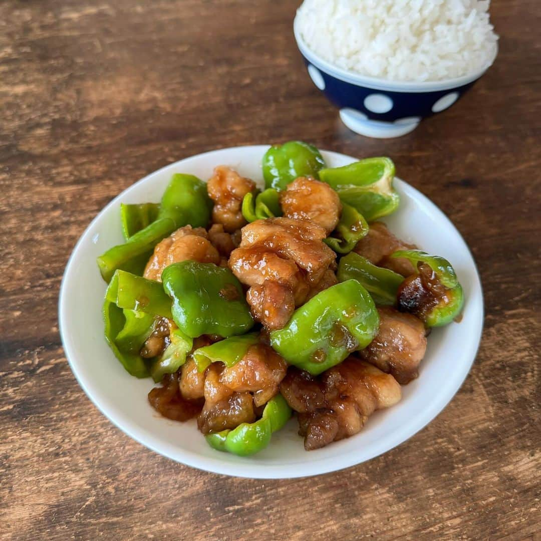 Tesshiのインスタグラム：「鶏肉とピーマンの甘酢にんにく炒め Sweet and sour garlic chicken with bell peppers #yummy #homemade #healthy #chicken #sweetandsour #sweetandsourchicken #おいしい #鶏肉 #チキン #甘酢 #ピーマン #マカロニメイト #フーディーテーブル #手作り  好きな油大2、にんにく1かけ、鶏肉200g＋片栗粉大2、ピーマン4個 酢大1、しょうゆ大1、みりん大1、酒大1、砂糖大1/2、塩胡椒など 2 tbsp oil, 1 clove garlic, 200g chicken with 2 tbsp starch, 4 bell peppers 1 tbsp vinegar, 1 tbsp soy sauce, 1 tbsp mirin, 1 tbsp sake, 1/2 tbsp sugar, salt and pepper…  @yukitsubakiofficial つやつやの #新米 大盛りご飯 令和5年産 #魚沼産コシヒカリ #雪椿 の公式サイト、ふるさと納税サイト、楽天市場、Yahoo!ショッピング、ギフトモールにて販売開始 秋の収穫の恵み #ありがとう 🌾  @molatura #ベストポット 蓄熱調理できる土鍋(奥の方に写っている黒い鍋)。沸騰したら火を消して20分放置で炊き上がり🍚」