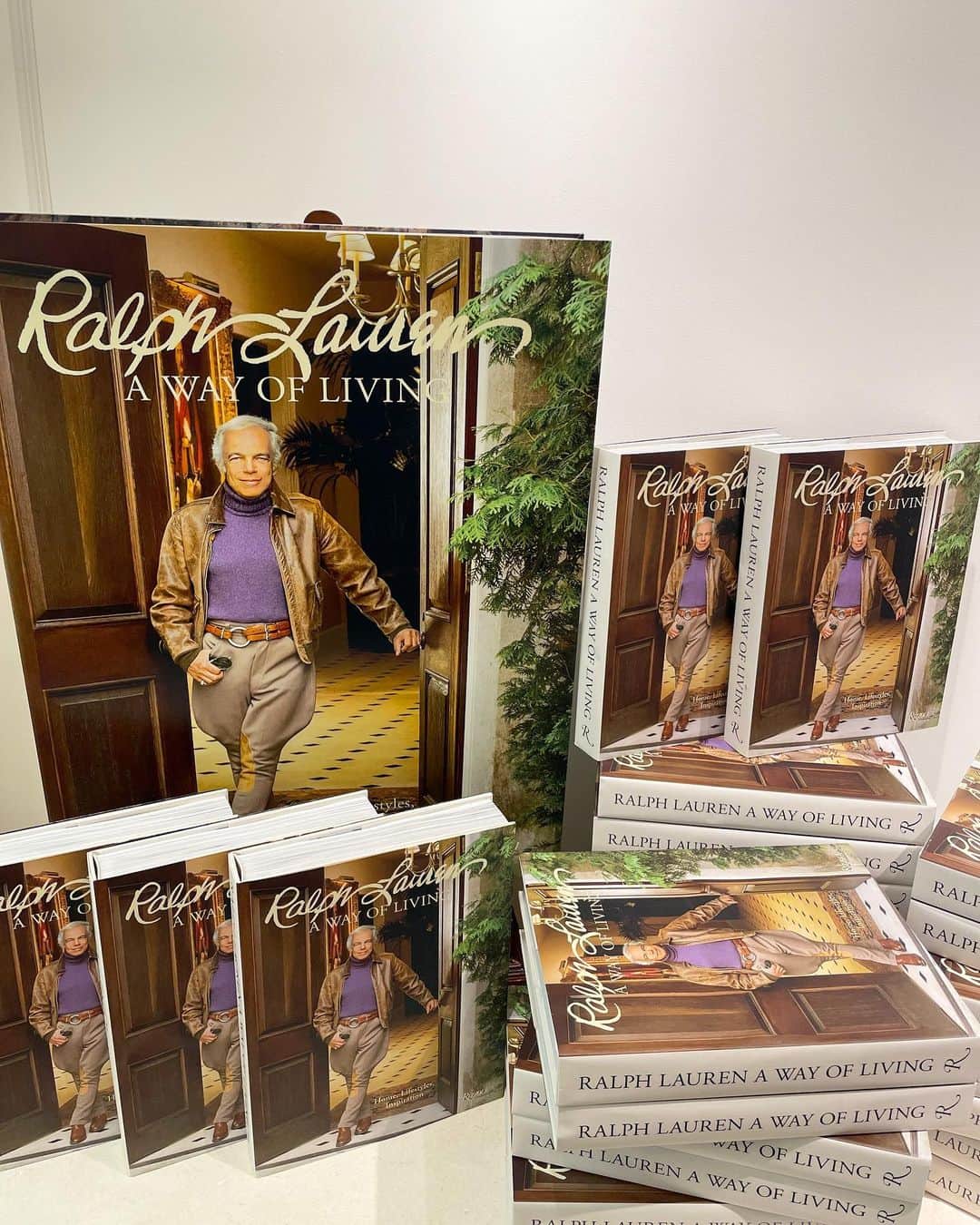 神山まりあさんのインスタグラム写真 - (神山まりあInstagram)「ラルフ　ローレン　ホームコレクション 40周年を記念した書籍『ラルフ・ローレン : A WAY OF LIVING』の出版記念イベントに行ってきました✨ @ralphlaurenhome   大好きな大好きなRALPH LAURENの世界観。  シンプル、クラシック好きとしてはたまらないRALPH LAURENさんのスタイルとデザインが詰まった書籍は、ページをめくるたびにインテリア欲がわいてくる😍  いつかこんなお家に住んでみたい…美しすぎるホームコレクションを眺めながら妄想が膨らむ夜だったのです♡  #RLAWayOfLiving #RalphLaurenHome #ラルフローレンホーム #PR」9月27日 22時08分 - mariakamiyama