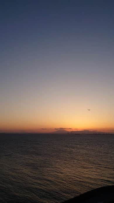 上杉隆のインスタグラム：「「夕富士に　映える翼の　海ほたる」（隆犀）」