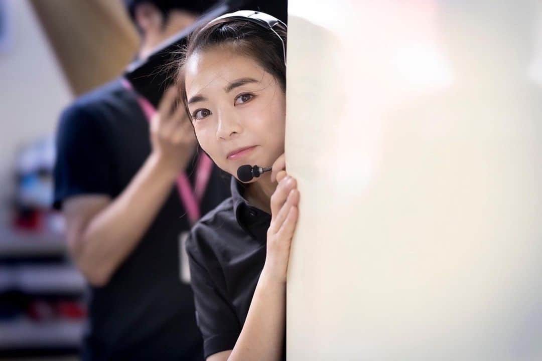 神崎美羽のインスタグラム：「ひょこ。 レースとテスト続きであまりにも忙しくてSNSも放置して 9/9の誕生日もほとんど忘れて季節が変わりました🥹  お祝いのメッセージをいただいていたのに完全に放置しております……ごめんなさい🙏  Twitterとインスタは1ヶ月遅れくらいで返信します！  家にもほとんど帰らず仕事しかしていませんが、とりあえず元気です😆  SNSも低浮上ですが、裏方になってもサーキットで声かけてくれたりそっと温かく見守ってくれたり、お仕事の合間に差し入れをいただいたりと🥹  大変なことも辛いこともたくさんたくさんあるけど、 現役を引退してもいつもと変わらず声をかけてくれる方々から密かに元気をもらってます😌 温かく応援してくれる皆様に感謝です😭  そんなわけで。 10/8はイースマ感謝祭です！ 私はいませんが🤔 箱推しの皆様はスマっ子たちを応援しに行ってくれれと信じています🤣  少し長くなりましたが、 今までもこれからもよろしくお願いします☺️☺️  #thanks #mybirthday #これからもあたたかく見守ってね」