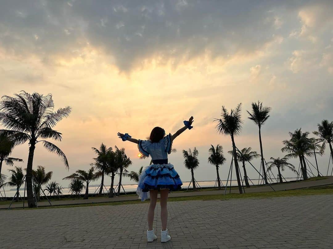 辻野かなみさんのインスタグラム写真 - (辻野かなみInstagram)「❤︎  ⁡ かわいいメモリアル発売日💓 MV撮影の日にインドネシアの日の出見れたよ☀️ ⁡ オリコンデイリーランキング3位✨ ありがとうございます☺️🎶 本当に全部いい曲✨ ⁡ ラジオ日本「晴れときどき超ときめき♡宣伝部」の公開収録もとても楽しかったです😆🤍 長くお世話になってる番組！！ もっとたくさんの方に愛し頂けるように頑張っていきます🥰 是非、聴いてねっ🎶 ⁡ ⁡ #辻野かなみ　#かなみん　 #超ときめき宣伝部　#超とき宣 #𝗂𝗇𝗌𝗍𝖺𝗀𝗈𝗈𝖽 #𝗂𝗇𝗌𝗍𝖺𝗅𝗂𝗄𝖾 #𝖿𝗈𝗅𝗅𝗈𝗐𝗆𝖾 #𝗅𝗈𝗏𝖾 #데일리룩　#데일리룩코디　#패션	#오오티디 #데일리　#좋아요　#팔로우」9月27日 22時11分 - kanami_tsujino_official