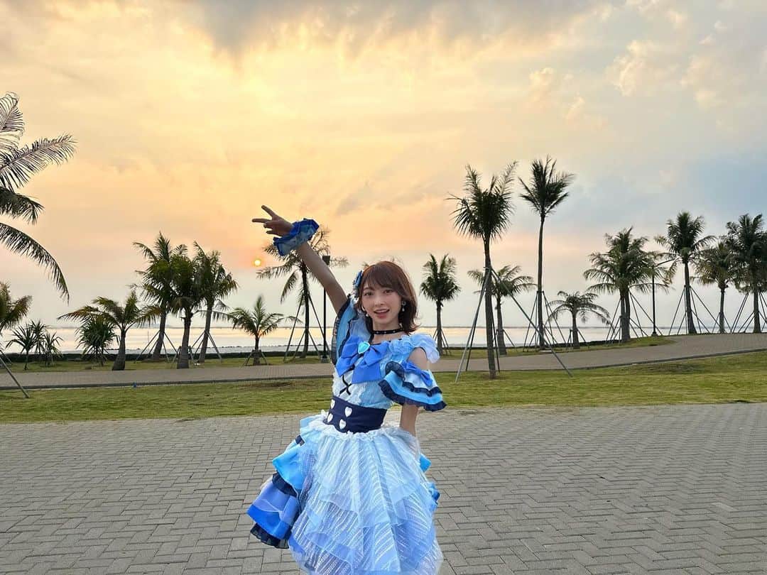 辻野かなみさんのインスタグラム写真 - (辻野かなみInstagram)「❤︎  ⁡ かわいいメモリアル発売日💓 MV撮影の日にインドネシアの日の出見れたよ☀️ ⁡ オリコンデイリーランキング3位✨ ありがとうございます☺️🎶 本当に全部いい曲✨ ⁡ ラジオ日本「晴れときどき超ときめき♡宣伝部」の公開収録もとても楽しかったです😆🤍 長くお世話になってる番組！！ もっとたくさんの方に愛し頂けるように頑張っていきます🥰 是非、聴いてねっ🎶 ⁡ ⁡ #辻野かなみ　#かなみん　 #超ときめき宣伝部　#超とき宣 #𝗂𝗇𝗌𝗍𝖺𝗀𝗈𝗈𝖽 #𝗂𝗇𝗌𝗍𝖺𝗅𝗂𝗄𝖾 #𝖿𝗈𝗅𝗅𝗈𝗐𝗆𝖾 #𝗅𝗈𝗏𝖾 #데일리룩　#데일리룩코디　#패션	#오오티디 #데일리　#좋아요　#팔로우」9月27日 22時11分 - kanami_tsujino_official