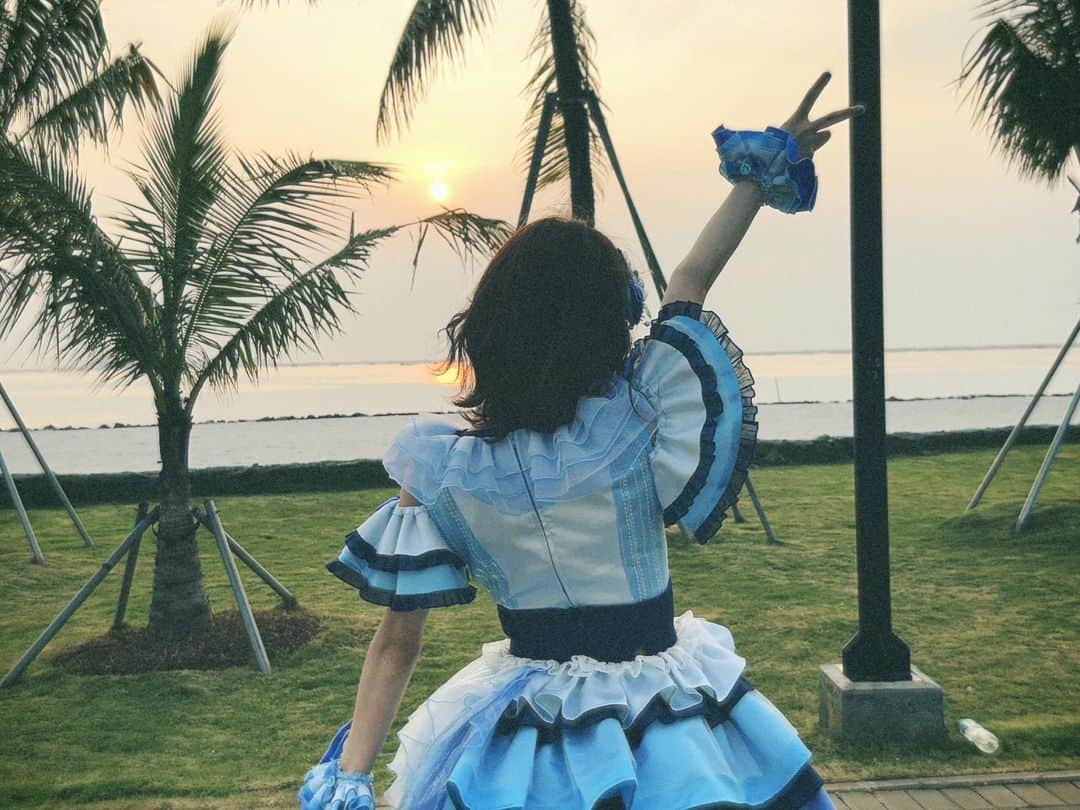 辻野かなみさんのインスタグラム写真 - (辻野かなみInstagram)「❤︎  ⁡ かわいいメモリアル発売日💓 MV撮影の日にインドネシアの日の出見れたよ☀️ ⁡ オリコンデイリーランキング3位✨ ありがとうございます☺️🎶 本当に全部いい曲✨ ⁡ ラジオ日本「晴れときどき超ときめき♡宣伝部」の公開収録もとても楽しかったです😆🤍 長くお世話になってる番組！！ もっとたくさんの方に愛し頂けるように頑張っていきます🥰 是非、聴いてねっ🎶 ⁡ ⁡ #辻野かなみ　#かなみん　 #超ときめき宣伝部　#超とき宣 #𝗂𝗇𝗌𝗍𝖺𝗀𝗈𝗈𝖽 #𝗂𝗇𝗌𝗍𝖺𝗅𝗂𝗄𝖾 #𝖿𝗈𝗅𝗅𝗈𝗐𝗆𝖾 #𝗅𝗈𝗏𝖾 #데일리룩　#데일리룩코디　#패션	#오오티디 #데일리　#좋아요　#팔로우」9月27日 22時11分 - kanami_tsujino_official