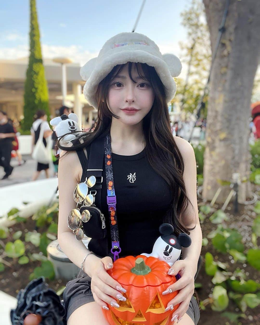 RINKAのインスタグラム：「ハロウィンディズニー🎃♡ . ポップコーンとチュロスたくさんたべたっ . パクパクモンスター🍿 . 暑すぎて日傘とサングラス必須でした🕶 . 札幌とは全然気温が違う👀☁️ 東京はまだまだ夏だね🏝 . #東京旅行 #ディズニー#disney#ディズニーコーデ#ハロウィン  #ススキノ #キャバクラ #キャバ嬢#キャバ #ニュークラブ #ニュークラ  #ラウンジ #すすきのキャバクラ #キャバ嬢 #キャバクラ嬢  #ニュークラ嬢 #ホステス #すすきのキャバ嬢 #美女 #可愛い #可愛い女の子 #グラビア #銀座  #北新地 #錦 #中洲 #六本木#かわいい女の子」