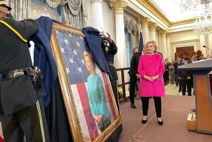 ヒラリー・クリントンさんのインスタグラム写真 - (ヒラリー・クリントンInstagram)「Scenes from the unveiling of my official Secretary of State portrait at the @statedept yesterday. Thanks to all the colleagues and friends who came out to celebrate that chapter of our work together, to @secblinken and Evan Ryan for hosting us, and to everyone at State for their unwavering public service. Photos by the great @barbarakinney.」9月27日 22時19分 - hillaryclinton