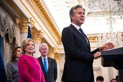 ヒラリー・クリントンさんのインスタグラム写真 - (ヒラリー・クリントンInstagram)「Scenes from the unveiling of my official Secretary of State portrait at the @statedept yesterday. Thanks to all the colleagues and friends who came out to celebrate that chapter of our work together, to @secblinken and Evan Ryan for hosting us, and to everyone at State for their unwavering public service. Photos by the great @barbarakinney.」9月27日 22時19分 - hillaryclinton