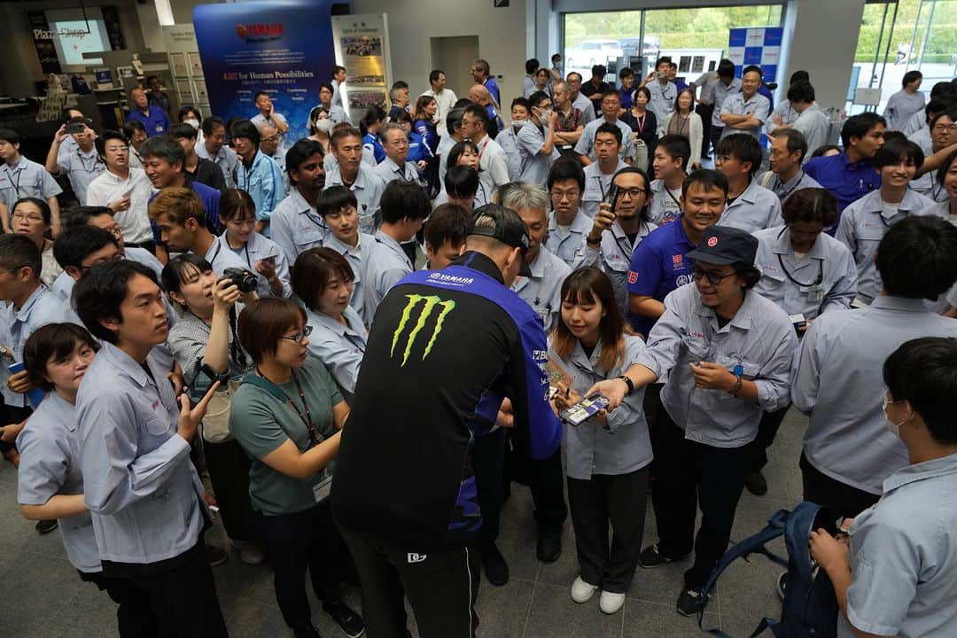 YamahaMotoGPさんのインスタグラム写真 - (YamahaMotoGPInstagram)「Today @fabioquartararo20 and @frankymorbido were joined by @calcrutchlow as they visited the Yamaha Motor Co., Ltd. headquarters and factory in Iwata, Japan.  Seeing the passion of the hard-working Yamaha employees has given them an extra boost for this weekend 🔥   #JapaneseGP」9月27日 22時19分 - yamahamotogp