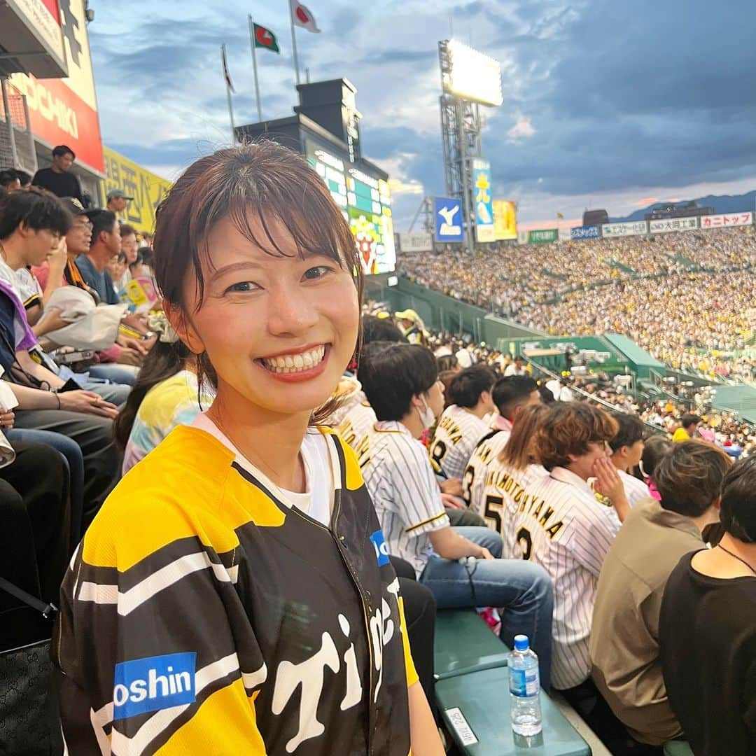 河谷麻瑚さんのインスタグラム写真 - (河谷麻瑚Instagram)「.  今日は、今シーズン甲子園最終戦！！　 　 お家で、MBSラジオを聴きながら応援！　 するも、、残念🥹敗北。。　 　 次のステージはCS！　 そして日本シリーズ😍💖　　　 ファンの皆さん、気持ち高めていきましょう！　 　 まだまだ、強い阪神見せてや〜！　 　 #阪神#阪神タイガース#阪神甲子園球場 #プロ野球#アレ#写真は#前回の甲子園観戦の時の🐯」9月27日 22時19分 - makokawatani