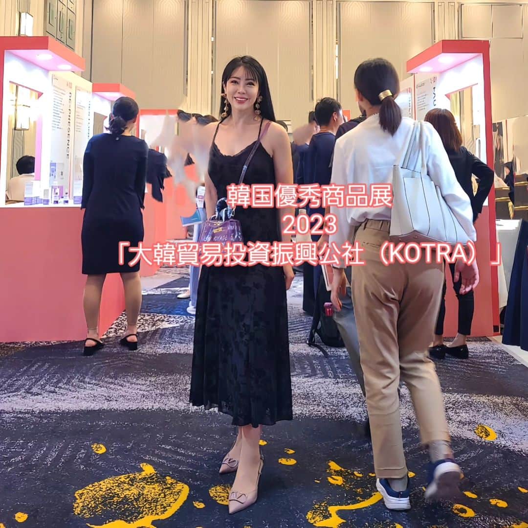 今堀恵理のインスタグラム：「2023韓国優秀商品展（K-EXPO IN OSAKA 2023)  「大韓貿易投資振興公社（KOTRA）」が開催してる大きなイベント😍😍😍  日本初進出😍最新韓国トレンド商品も105社が大集合でした  ビューティー35社 生活用品 24社 食品 11社 スポーツ、機会部品も出店  ブースを順番に周りました 化粧品はほぼビーガンの物。そしてパッケージは環境に優しい物が揃ってました  #韓国優秀商品展 #kotra #pr #大韓貿易投資振興公社 #日韓交流 #beauty #korea」