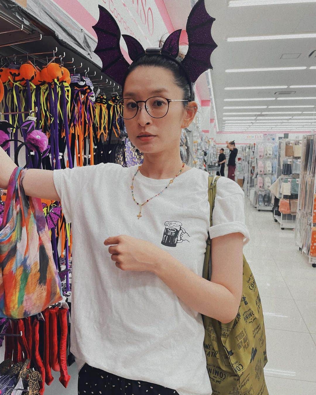 島袋寛子のインスタグラム：「- tidanから📸  ハッピーハロウィン🎃 年中ハロウィンならいいのに。  帰り道、従姉妹の娘に、  "私の夢は魔法使いか魔女なの" って、話した。  "へんな人だと思った？" と、聞いたら  "え、だってこの世界は魔法で溢れているでしょ"  と、返ってきた。  😭すばらしい。 なんて素敵に育ったんだ。 私はきみが好きだ。 ハッピーハロウィン🖤」