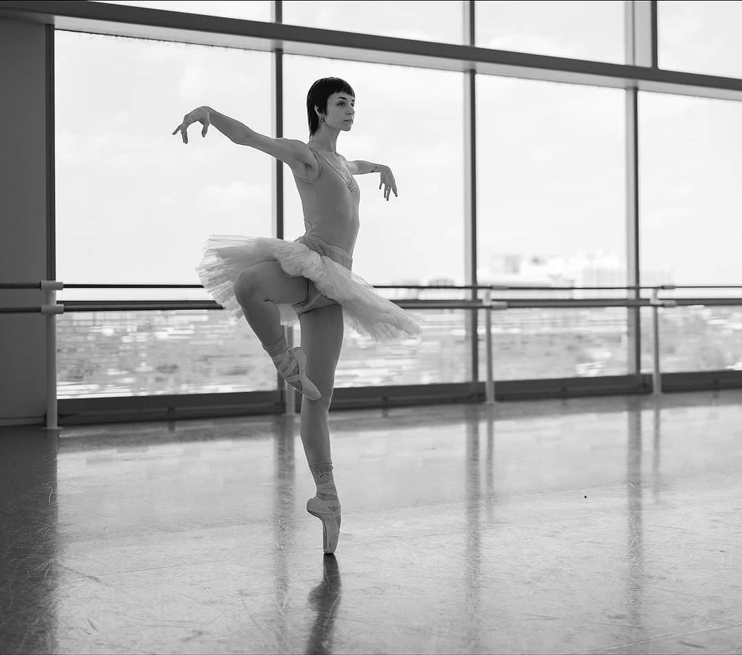 ballerina projectさんのインスタグラム写真 - (ballerina projectInstagram)「𝐌𝐚𝐱 𝐑𝐢𝐜𝐡𝐭𝐞𝐫. 🩰🦢  @maxrichtermoves #maxrichter #ballerinaproject #ballerina #ballet #dance #balletstudio   Ballerina Project 𝗹𝗮𝗿𝗴𝗲 𝗳𝗼𝗿𝗺𝗮𝘁 𝗹𝗶𝗺𝗶𝘁𝗲𝗱 𝗲𝗱𝘁𝗶𝗼𝗻 𝗽𝗿𝗶𝗻𝘁𝘀 and 𝗜𝗻𝘀𝘁𝗮𝘅 𝗰𝗼𝗹𝗹𝗲𝗰𝘁𝗶𝗼𝗻𝘀 on sale in our Etsy store. Link is located in our bio.  𝙎𝙪𝙗𝙨𝙘𝙧𝙞𝙗𝙚 to the 𝐁𝐚𝐥𝐥𝐞𝐫𝐢𝐧𝐚 𝐏𝐫𝐨𝐣𝐞𝐜𝐭 on Instagram to have access to exclusive and never seen before content.」9月27日 22時30分 - ballerinaproject_