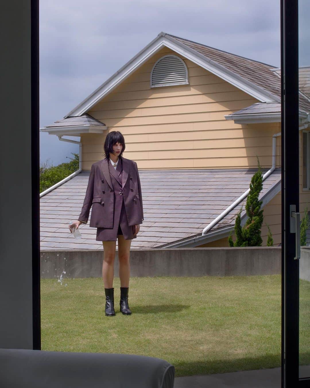 LOVELESS/GUILD PRIME 公式アカウントのインスタグラム：「『 LOVELESS 』  LOVELESS 2023 AUTUMN MEN&WOMEN  今季より、LOVELESSはブランドコンセプトをアップデート。独自性のあるデザインはそのままに、端正かつ高揚感を感じられるスタイルを改めて提案、提供していく。最新コレクションでは「ブリティッシュ」「ミリタリー」を再解釈。今の時代性を捉え、モダンに切り取ったイメージビジュアルと共にお届けする。  プロフィールURL内「FEATURE」でLOOKをご覧いただけます。  Jacket / LOVELESS ￥51,700 (62D-55-210-56) Gilet / LOVELESS ￥44,000 (62F-72-210-56) Blouse / LOVELESS ￥26,400 (62M-82-220-02) Pants / LOVELESS ￥24,200 (62R-08-210-56) Shoes / HENRI EN VARGO ￥49,500 (644-31-251-09)  Photo_Kiyotaka Hamamura @kiyotakahamamura  Styling_Hayato Takada @hayato_takada  Hair_ Hayate Maeda @hayatemaeda  Make-up_ Tamayo Yamamoto @tamayoyamamoto  Model_ Harry Browse @harry_browse ,Hannah Vincent @vincent.han.gogh  Edit_Shunta Suzuki（Rhino inc.） @shunta_suzuki」