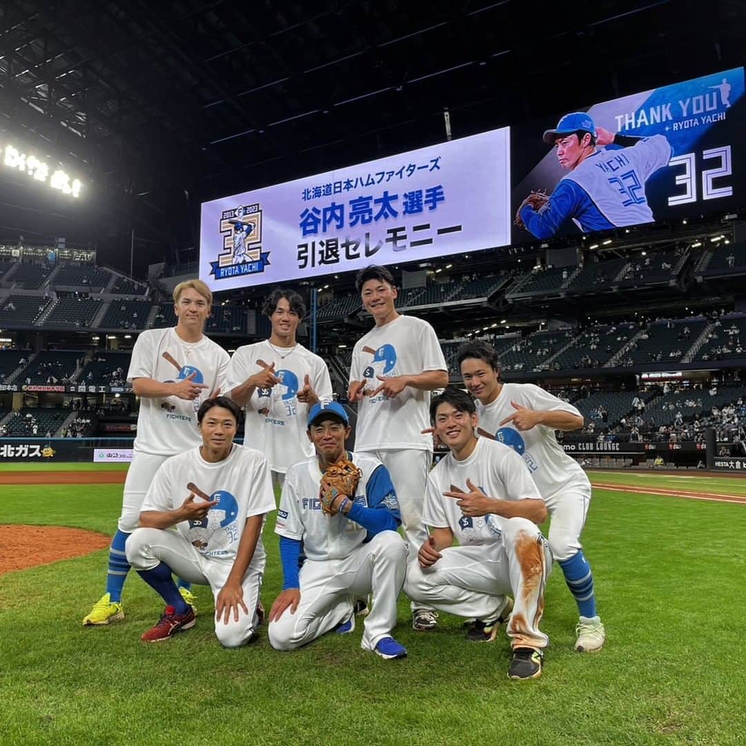北海道日本ハムファイターズのインスタグラム：「内野陣と記念撮影📸 11年間、お疲れさまでした。 #谷内亮太 #振り返れば谷内がいる #新時代 #lovefighters」