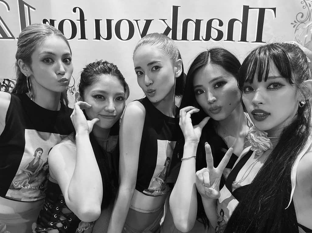 のインスタグラム：「2023年9月26日 Happiness LAST LIVE "Happiness" 無事に笑顔で終えることができました！！💐💖🙌 みなさん、 私たちに沢山の愛と夢と幸せを 本当に本当にありがとうございました‼️ 12年半こうしてHappinessとして活動できて、わたしは本当に楽しかったし、絶対忘れられない大事な大事な青春になりました。家族のような存在のメンバーとはいつだって心は繋がっています🫶もちろんHappinesssファンの皆さんも🫶💐だから、これから先もまだまだ私たちについてきてくださいね🫶💖 ほんとうにありがとう！！！✨ Love!!!!」