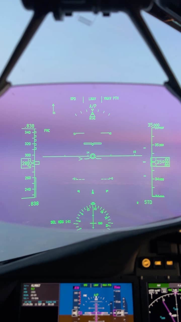KLMオランダ航空のインスタグラム：「Step into the cockpit with us for an exhilarating ride through the boundless blue 🛫✨🎥 #klm #royaldutchairlines #cockpit #flightdeck #pilotPOV #pilot #aviation #HUD #dreamliner #787 #avgeek @jorrocooper」
