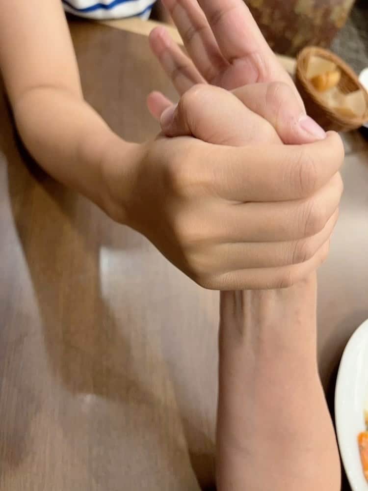 のインスタグラム：「久々に娘と腕相撲。 一度も負けたことがなかった。もう負けるだろうと思ったら、簡単に勝った。 なんか嬉しいな^_^」