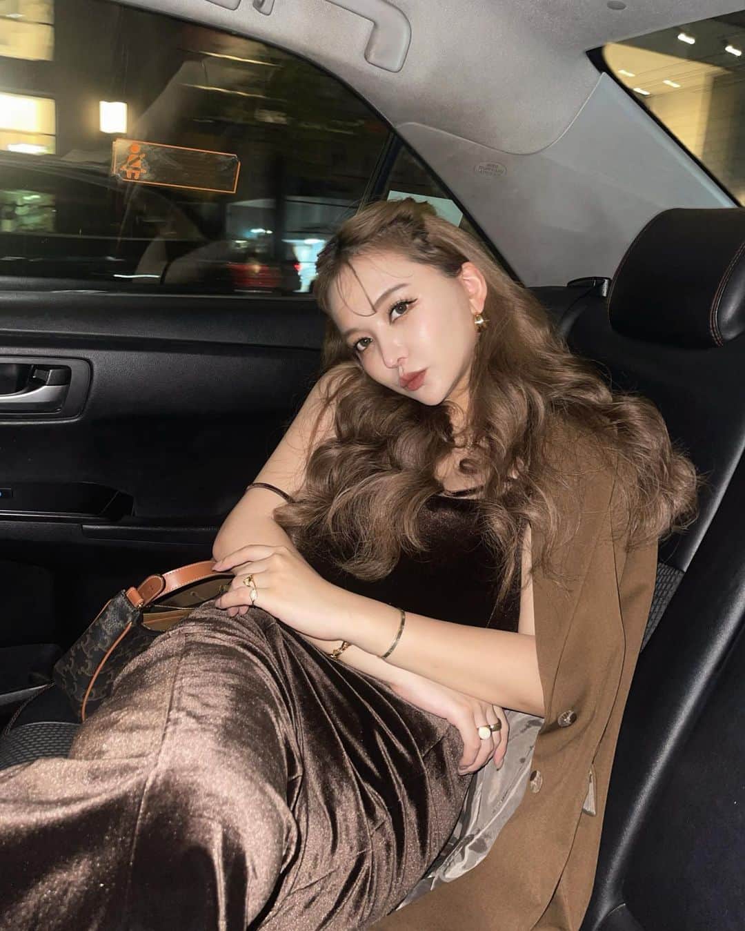 のインスタグラム：「ひさびさに髪もアレンジ〜🍂これ10秒くらいでできるの👐🏻 お気に入りのbarにKeiちゃんが連れてってくれた🥂✨」