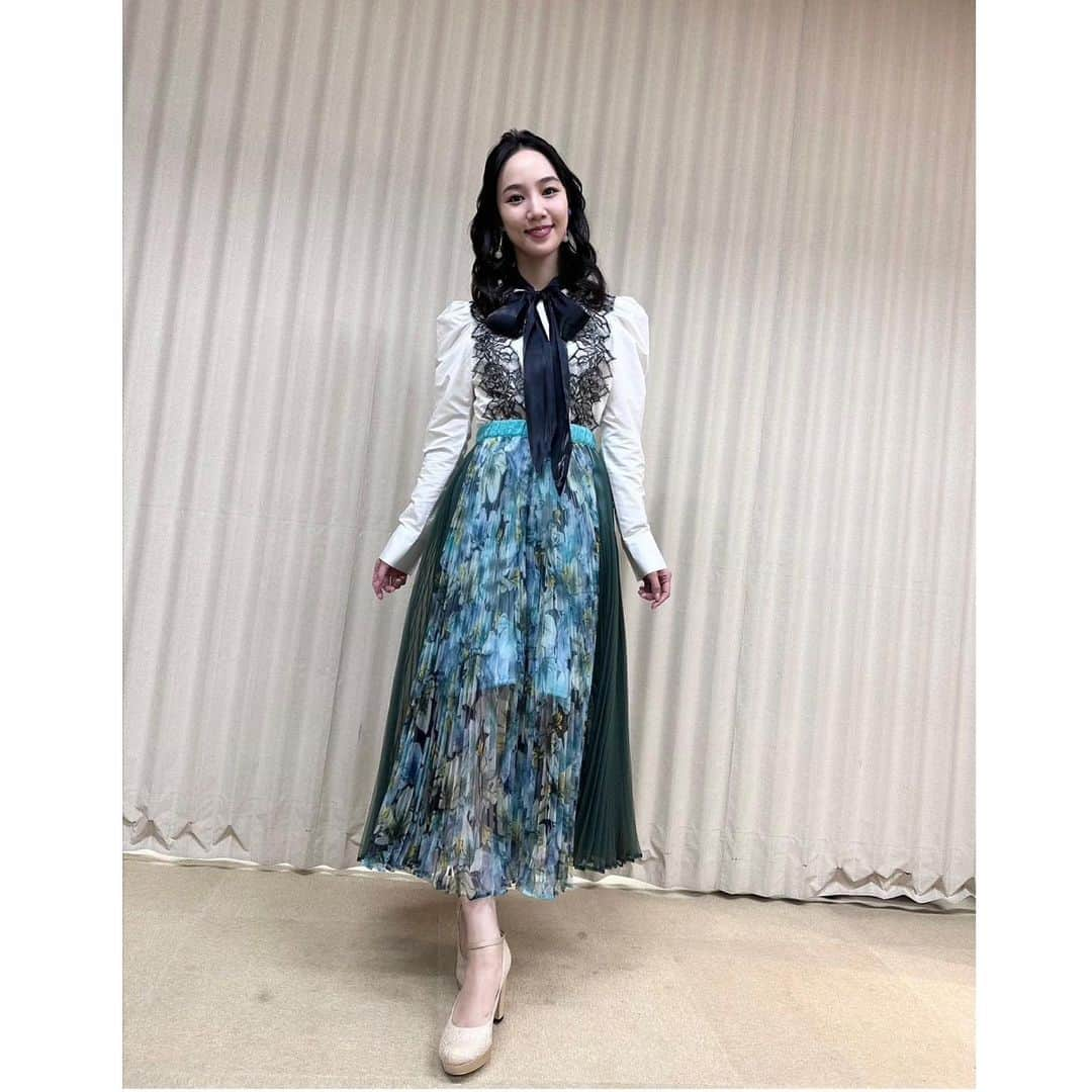 咲妃みゆさんのインスタグラム写真 - (咲妃みゆInstagram)「NHK「 #ぐるっと関西おひるまえ 」「 #うたコン 」に出演させていただきました。ご覧くださった皆さま、ありがとうございました🙇‍♀️ ⁡ 「ぐるっと関西おひるまえ」は関西在住時代に拝見していた番組なので、今回スタジオにお邪魔できてとても嬉しかったです☀️#荒山沙織 アナウンサーをはじめスタッフの皆さまもとても穏やかで優しくて…😭生放送でドキドキしていましたが、お陰様で楽しく務めることができました。#オリックスバファローズ への想いをお話しできて嬉しかったです⚾️笑 ⁡ 「うたコン」は初出演、初NHK大阪ホール、初生放送歌唱、と初めて尽くしでした‼️ とても緊張しましたが、、大変貴重な経験をさせていただき感謝の思いでいっぱいです。 ⁡ MCコーナーで#五木ひろし さんに纏わる祖母との思い出をご本人を前にお話しさせていただいたのですが、、こんな有り難い未来を想像もしていなかった私は感動と緊張で自分の鼓動がハッキリ聞こえるほどでした😳💓 ⁡ 私は幼少期からずーっとずーーーっとNHKを見て育ってきました。実家でも祖父母のお家でも常にNHKの番組が流れていたものですから、私にとってのテレビドラマといえば「朝の連続テレビ小説」や「大河ドラマ」だったし、音楽番組といえば「日本のうた」や「紅白歌合戦」でした。家族と一緒に様々な番組で拝見してきた#天童よしみ さんや#五木ひろし さんと同じステージに立たせていただけるのですから…この度の「うたコン」出演は私だけではなく私の親族にとっても大きな出来事でした😭#東京ブギウギ をお歌いになる天童よしみさんのお姿を間近で見つめ踊らせていただきながら、これは夢かな⁇と思ったことをここに記しておきます。笑 ⁡ 私は『ティファニーで朝食を』より#ムーンリバー をお届けしました🌙 素敵な演奏・素敵な美術セット・宝塚時代ぶりの美しいスモークの中で歌わせていただき、徐々に緊張も解れて心地良く歌わせていただくことができました🥹 そして共演させていただいた皆さまのプロフェッショナルなパフォーマンスにはとても刺激を受け、リハーサル中から感動し通しでした✨ ⁡ 新しい経験、新しいご縁、新しい学びに溢れた１日でした｡感謝と共に、これからも頑張ります！！ ⁡ Special thanks for … #本名和美 さん💄 #國本幸江 さん👗」9月27日 22時32分 - miyusakihi