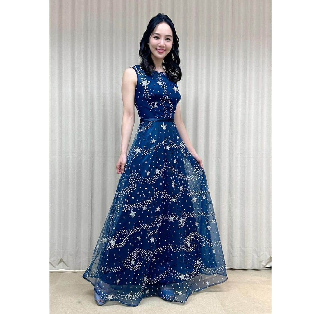 咲妃みゆさんのインスタグラム写真 - (咲妃みゆInstagram)「NHK「 #ぐるっと関西おひるまえ 」「 #うたコン 」に出演させていただきました。ご覧くださった皆さま、ありがとうございました🙇‍♀️ ⁡ 「ぐるっと関西おひるまえ」は関西在住時代に拝見していた番組なので、今回スタジオにお邪魔できてとても嬉しかったです☀️#荒山沙織 アナウンサーをはじめスタッフの皆さまもとても穏やかで優しくて…😭生放送でドキドキしていましたが、お陰様で楽しく務めることができました。#オリックスバファローズ への想いをお話しできて嬉しかったです⚾️笑 ⁡ 「うたコン」は初出演、初NHK大阪ホール、初生放送歌唱、と初めて尽くしでした‼️ とても緊張しましたが、、大変貴重な経験をさせていただき感謝の思いでいっぱいです。 ⁡ MCコーナーで#五木ひろし さんに纏わる祖母との思い出をご本人を前にお話しさせていただいたのですが、、こんな有り難い未来を想像もしていなかった私は感動と緊張で自分の鼓動がハッキリ聞こえるほどでした😳💓 ⁡ 私は幼少期からずーっとずーーーっとNHKを見て育ってきました。実家でも祖父母のお家でも常にNHKの番組が流れていたものですから、私にとってのテレビドラマといえば「朝の連続テレビ小説」や「大河ドラマ」だったし、音楽番組といえば「日本のうた」や「紅白歌合戦」でした。家族と一緒に様々な番組で拝見してきた#天童よしみ さんや#五木ひろし さんと同じステージに立たせていただけるのですから…この度の「うたコン」出演は私だけではなく私の親族にとっても大きな出来事でした😭#東京ブギウギ をお歌いになる天童よしみさんのお姿を間近で見つめ踊らせていただきながら、これは夢かな⁇と思ったことをここに記しておきます。笑 ⁡ 私は『ティファニーで朝食を』より#ムーンリバー をお届けしました🌙 素敵な演奏・素敵な美術セット・宝塚時代ぶりの美しいスモークの中で歌わせていただき、徐々に緊張も解れて心地良く歌わせていただくことができました🥹 そして共演させていただいた皆さまのプロフェッショナルなパフォーマンスにはとても刺激を受け、リハーサル中から感動し通しでした✨ ⁡ 新しい経験、新しいご縁、新しい学びに溢れた１日でした｡感謝と共に、これからも頑張ります！！ ⁡ Special thanks for … #本名和美 さん💄 #國本幸江 さん👗」9月27日 22時32分 - miyusakihi