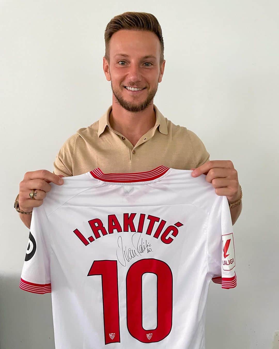 イヴァン・ラキティッチのインスタグラム：「🚨 𝐆𝐈𝐕𝐄𝐀𝐖𝐀𝐘 🚨  ✍️ WIN a @sevillafc shirt signed by @ivanrakitic 👕  All you have to do:  • Follow @ivanrakitic & @433 • Tag 2️⃣ friends  Winner will be announced October 5th.  Good luck! 🙏」