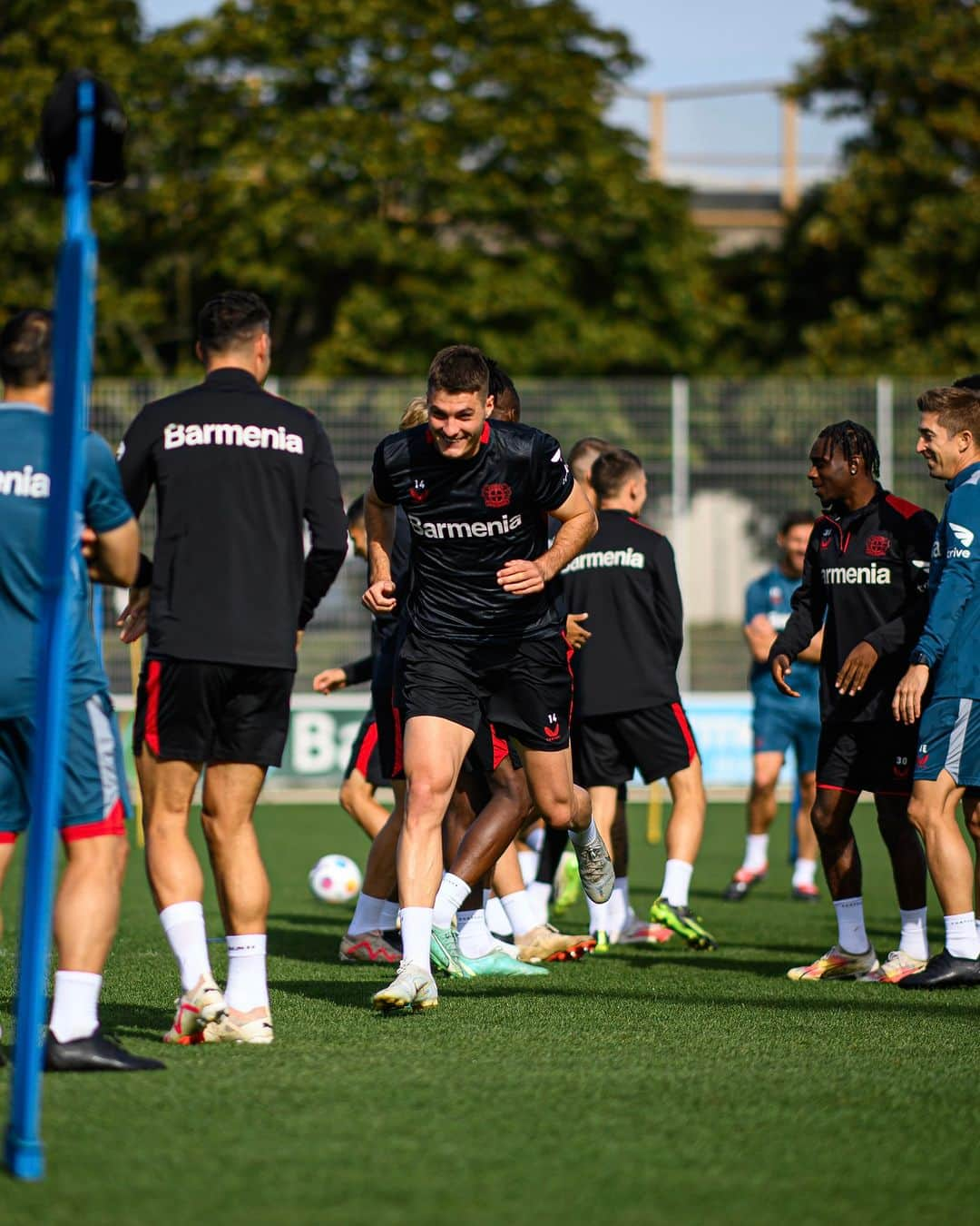 バイエル・レバークーゼンさんのインスタグラム写真 - (バイエル・レバークーゼンInstagram)「So good to see you back on the pitch with the team, Patrik! 👍😍  #Schick #Bayer04 #Werkself」9月27日 22時33分 - bayer04fussball