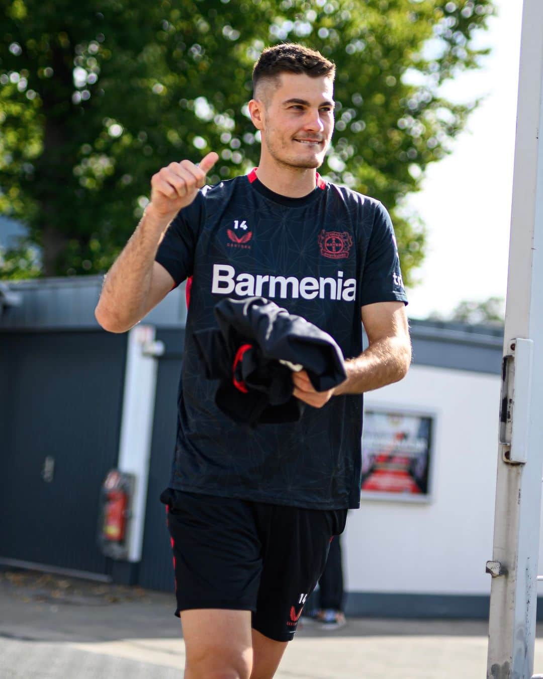 バイエル・レバークーゼンのインスタグラム：「So good to see you back on the pitch with the team, Patrik! 👍😍  #Schick #Bayer04 #Werkself」