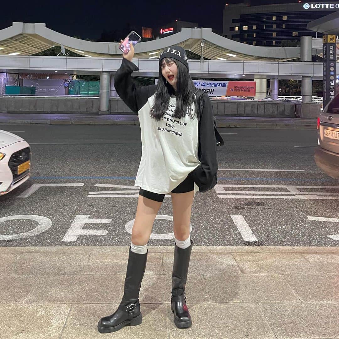 河崎みーなのインスタグラム：「🖤✈️💭 . . . . .」