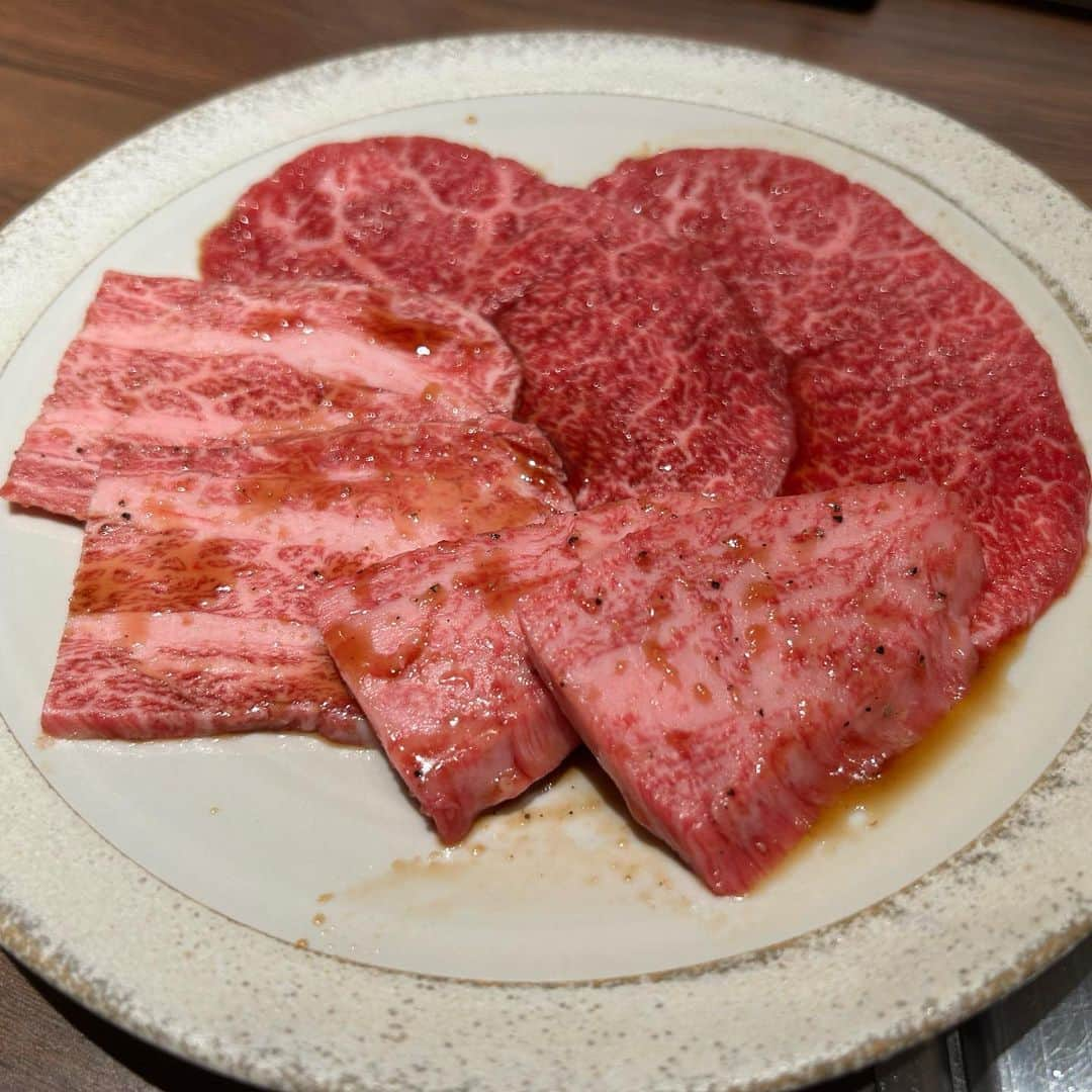 はるちゃんさんのインスタグラム写真 - (はるちゃんInstagram)「#焼肉ホルモンうしごろ銀座店  弟と行ってきた😋 全部美味しかったしランチでこれだけ食べれて満足😚 ホルモンが苦手な人も楽しめる正肉コースにした🍖  ホルモンの看板を掲げてる焼肉うしごろで圧倒的な“肉力”で正肉も楽しめるのもポイント◎  #pr    #銀座焼肉 #焼肉 #焼肉ランチ #うしごろ#銀座ランチ #銀座 #銀座グルメ #東京グルメ #グルメ #焼肉好き #いいね返し #l4l #f4f #lunch #ginza #ginzalunch #ushigoro #グルメ好きな人と繋がりたい #グルメ女子 #東京ランチ」9月27日 22時33分 - haru_323