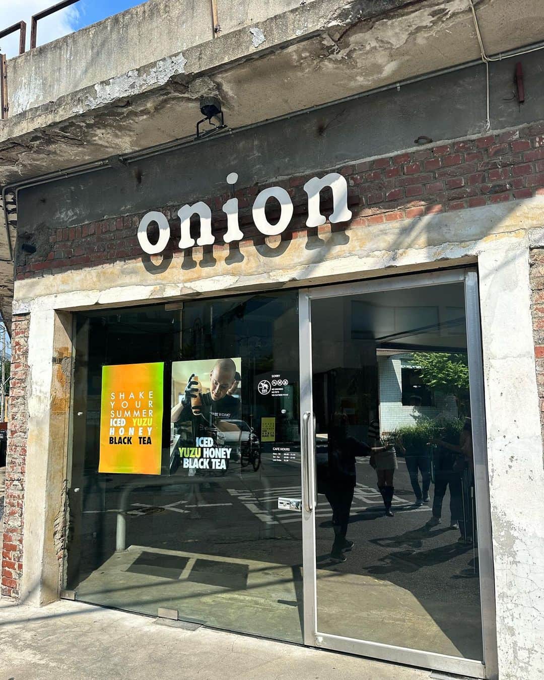 YUMIさんのインスタグラム写真 - (YUMIInstagram)「. 【韓国での思い出🇰🇷💓】  Cafe Onion聖水店に行ってきたよ☕️  聖水店は工場をリメイクした現代風カフェ🏭  雪山のようなパンドールは衝撃のビジュアル🤣 上に乗ってるのは粉砂糖の山🏔 （1番最初に選んでる）  どれも美味しくて、持って帰りたかったけど、、 特にいちじくのクロワッサンが好きだった🥐💓  他の店舗も行ってみたいな〜😍  📍 ソウル特別市城東区聖水洞2街277-135  -----------------------------------  九州佐賀国際空港とLOVE FM特別企画 「DJ くわはらゆみと体験！ 九州佐賀国際空港から行く韓国ソウル旅🇰🇷💓」  九州佐賀国際空港と韓国ソウルを結ぶ国際線が 9月８日に運航再開しました👏✨  九州佐賀国際空港→仁川国際空港の初便に乗って 2泊3日の韓国ソウル旅を体験してき他模様をお届け中🛩  ▶︎ @kyushusagainternationalairport ▶︎ @twayair_japan 📻 @lovefm  #cafeonion#聖水カフェ#聖水洞#ソンス #韓国パン屋#韓国カフェ#韓国#ソンスンホン  #ソウル#ソウルカフェ#ソウル旅#ソンスカフェ #九州佐賀国際空港#佐賀空港#韓国旅行記  #ティーウェイ航空#twayair#韓国情報#pr」9月27日 22時33分 - arpkyumi