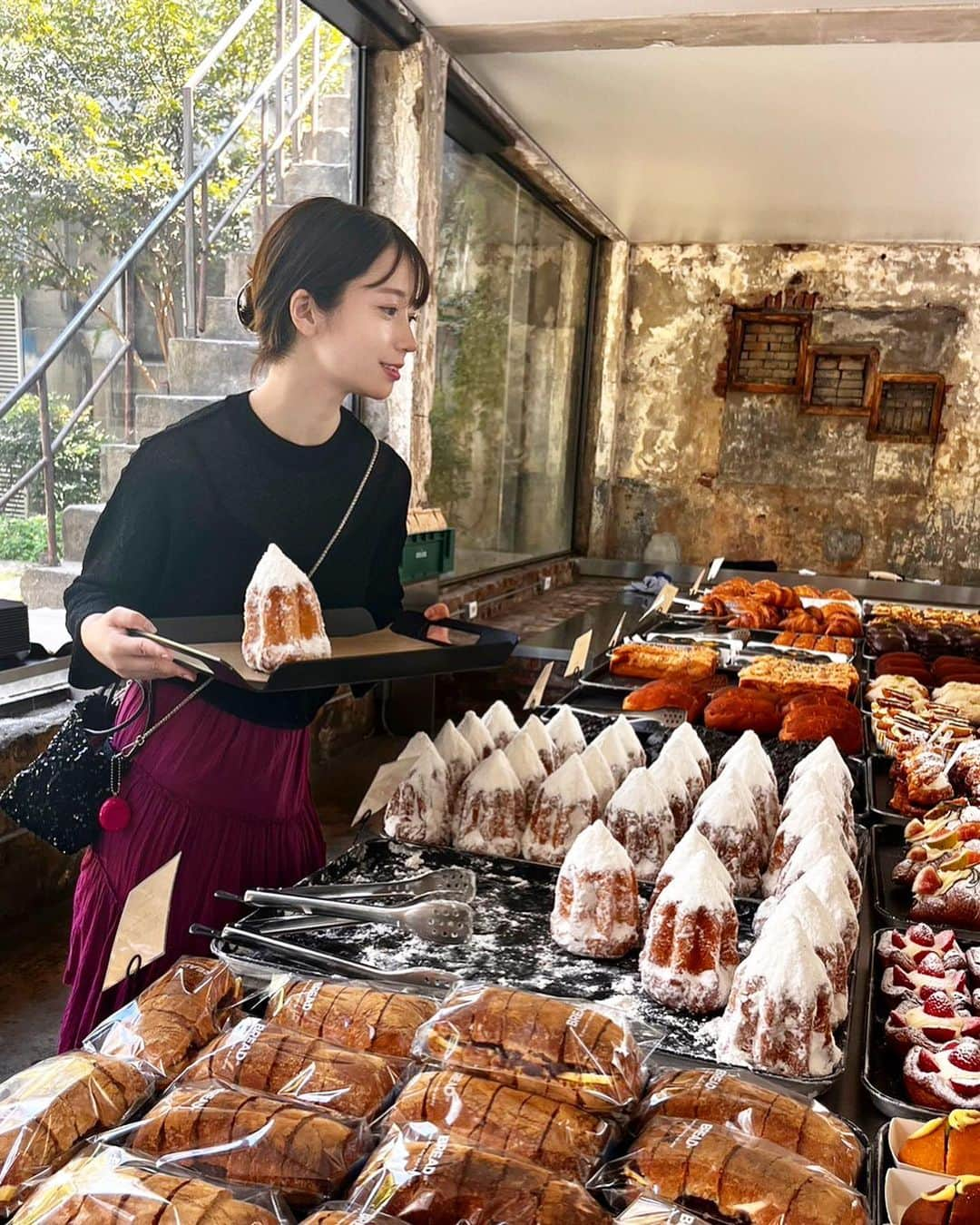 YUMIのインスタグラム：「. 【韓国での思い出🇰🇷💓】  Cafe Onion聖水店に行ってきたよ☕️  聖水店は工場をリメイクした現代風カフェ🏭  雪山のようなパンドールは衝撃のビジュアル🤣 上に乗ってるのは粉砂糖の山🏔 （1番最初に選んでる）  どれも美味しくて、持って帰りたかったけど、、 特にいちじくのクロワッサンが好きだった🥐💓  他の店舗も行ってみたいな〜😍  📍 ソウル特別市城東区聖水洞2街277-135  -----------------------------------  九州佐賀国際空港とLOVE FM特別企画 「DJ くわはらゆみと体験！ 九州佐賀国際空港から行く韓国ソウル旅🇰🇷💓」  九州佐賀国際空港と韓国ソウルを結ぶ国際線が 9月８日に運航再開しました👏✨  九州佐賀国際空港→仁川国際空港の初便に乗って 2泊3日の韓国ソウル旅を体験してき他模様をお届け中🛩  ▶︎ @kyushusagainternationalairport ▶︎ @twayair_japan 📻 @lovefm  #cafeonion#聖水カフェ#聖水洞#ソンス #韓国パン屋#韓国カフェ#韓国#ソンスンホン  #ソウル#ソウルカフェ#ソウル旅#ソンスカフェ #九州佐賀国際空港#佐賀空港#韓国旅行記  #ティーウェイ航空#twayair#韓国情報#pr」